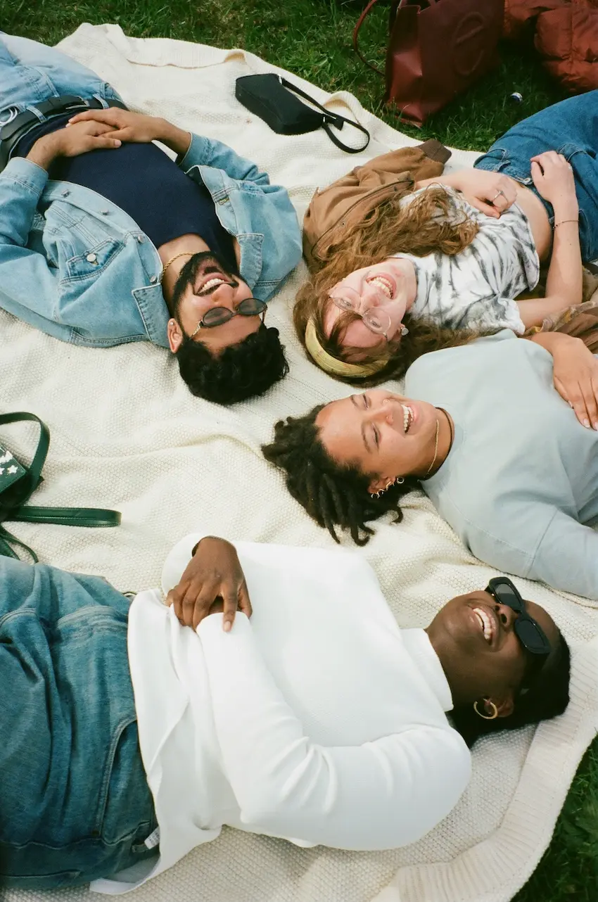 Imagen de amigos sonriendo en el parque
